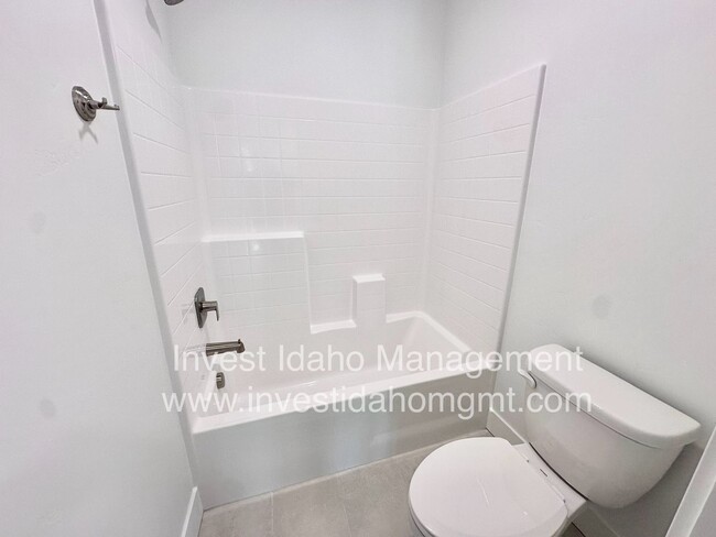 Building Photo - Beautiful less than a year old Luxury home available!