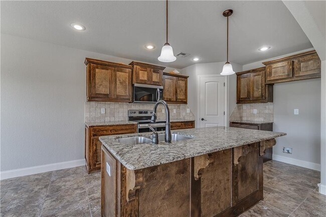 Building Photo - 2703 SW Warberry Ave