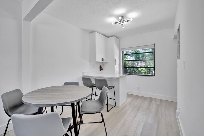 Building Photo - 620 SW 7th Ave