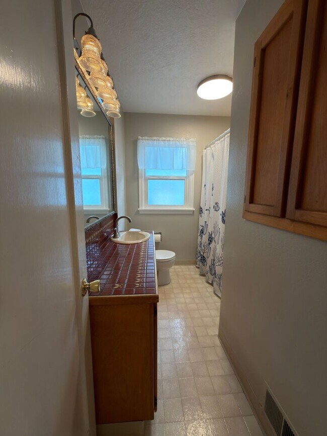 Building Photo - Modern Comfort Meets Classic Charm in South Tabor~ Fenced Backyard~ Garage~ Pets Welcome~ 94 Bike...