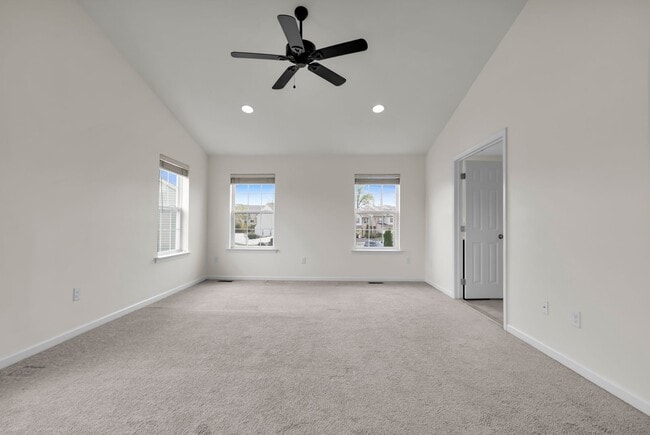 Building Photo - 3 bedroom Townhouse