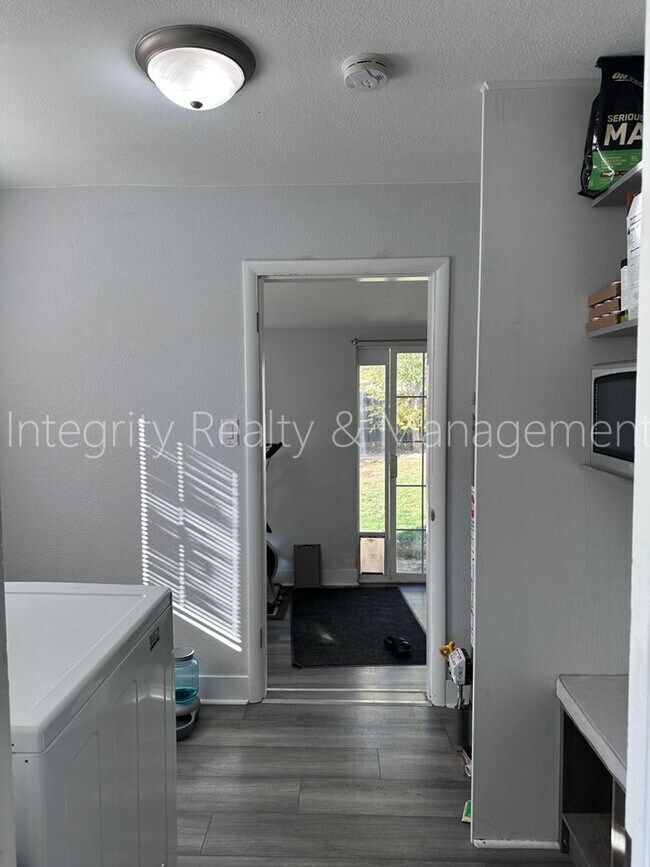 Building Photo - 901 S Alcott St