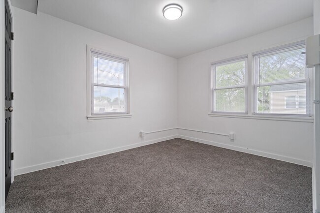 Building Photo - Cozy 3-Bedroom, 1-Bathroom Townhouse in Mi...