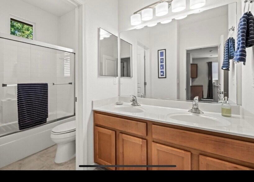 Building Photo - 962 Heritage Way