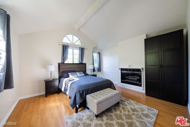 Building Photo - 2 br, 2 bath House - 8968 Wonderland Ave # 1