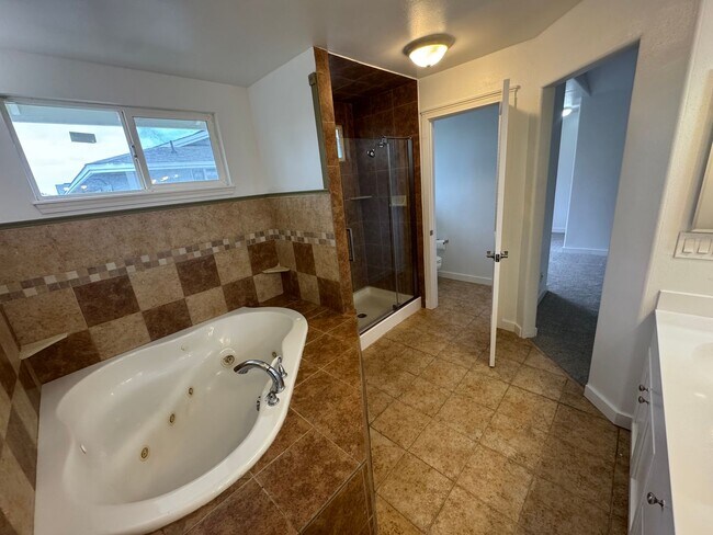 Building Photo - Spacious 7-bedroom, 4-bath single-family residence in Ewa Beach