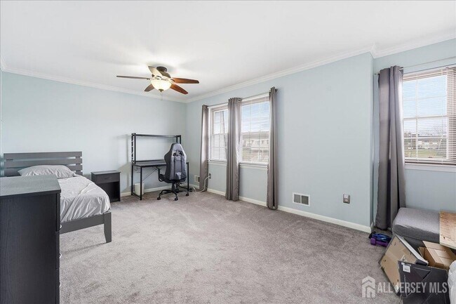 Building Photo - 2606 Trafalgar Square