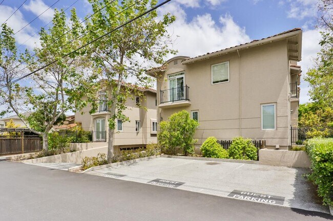 Building Photo - 492 Tyndall St