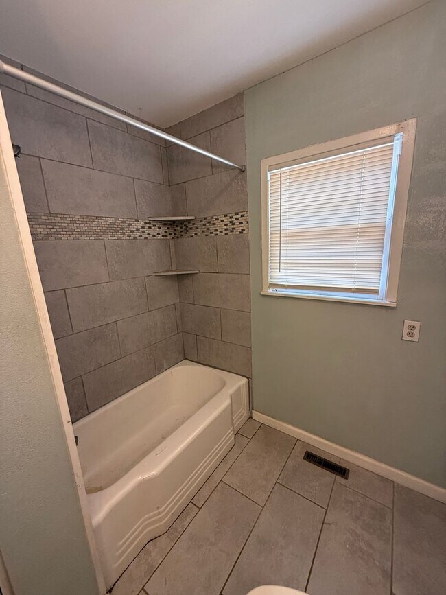 Building Photo - 2/1 in heart of Lubbock!