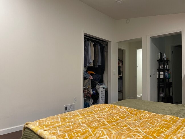 Building Photo - 1721 N High Point Rd