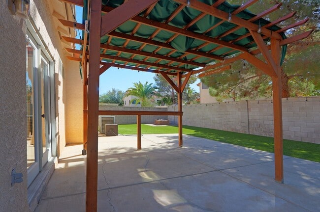 Building Photo - 1521 Desert Ridge Ave