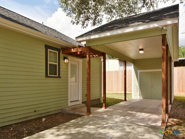 Building Photo - 112 S Cypress Ave