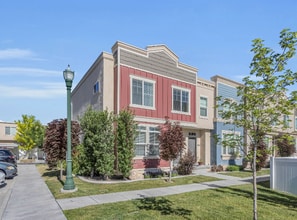 Building Photo - 4 Bed/2.5 Bathroom home in Woods Cross