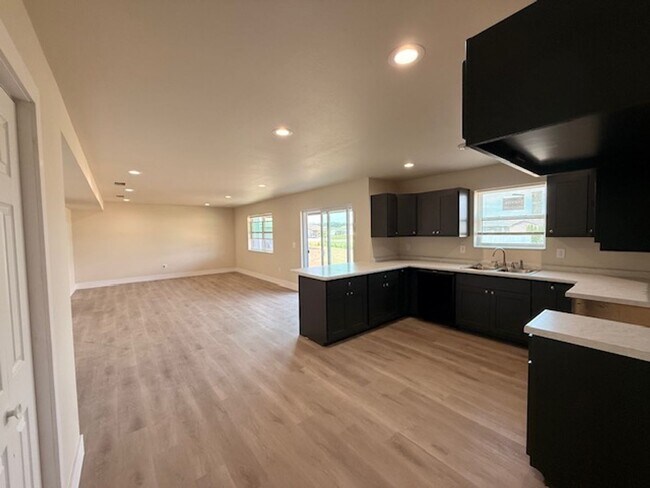 Building Photo - Brand New 3 Bedroom Duplex
