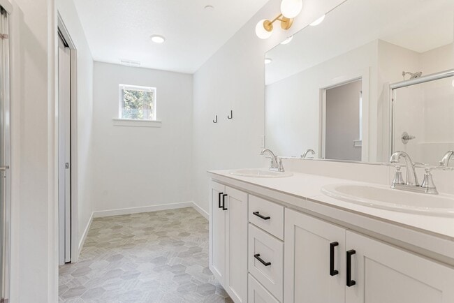 Building Photo - 4 bed, 4 bath Multi-Level Home in Pringle ...