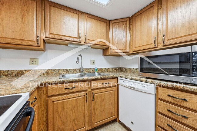 Building Photo - Charming Condo with Washer/Dryer and Gas Fireplace