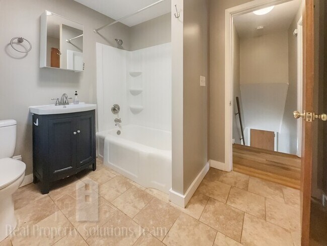 Building Photo - Two Story Home in Upper Arlington with att...