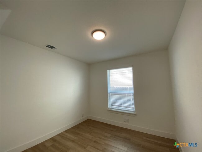 Building Photo - 1048 Easy Gruene