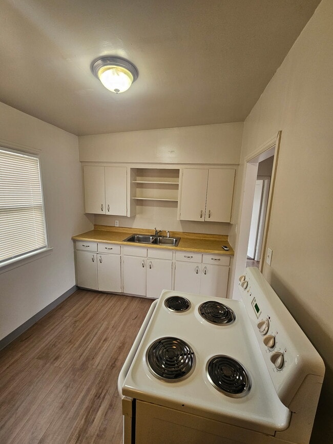 Building Photo - 450 N 3rd W