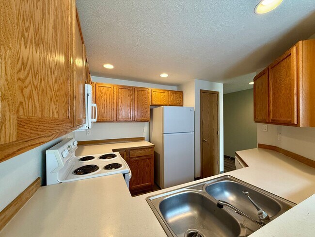 Building Photo - SPACIOUS NEWLY UPDATED TOWNHOME IN REDMOND!!