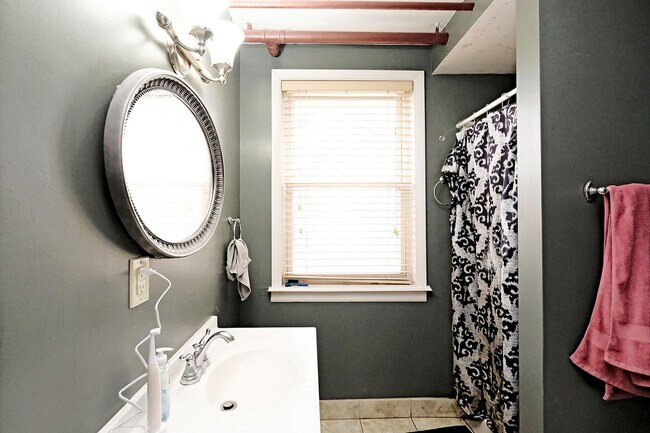 Building Photo - Spacious Fry’s Spring Home – Great Layout for Roommates