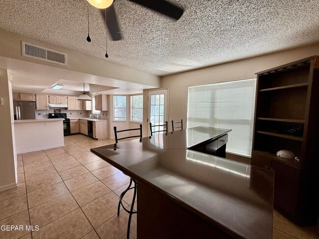 Building Photo - 7404 Luz De Lumbre Ave