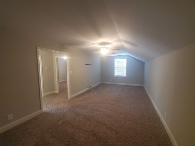 Building Photo - $2100 Executive 3 Bed 2.5 Bath with Bonus ...