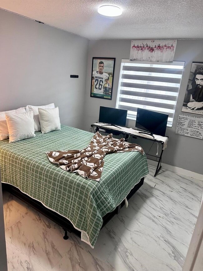 Building Photo - 9340 Fontainebleau Blvd