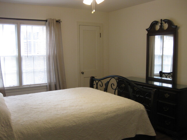 Building Photo - 1136 Hermitage Dr
