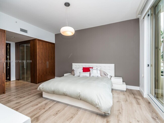 Building Photo - 888 Brickell Key Dr