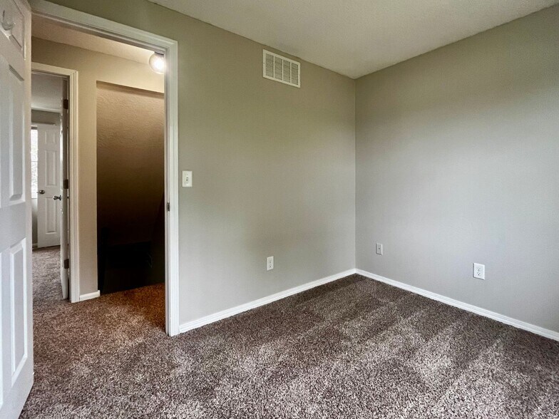 Building Photo - 905 Aurora Knoll Ln