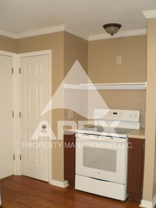Building Photo - Spacious 3 Bd - 2.5 Ba  Cottage Style 2-St...