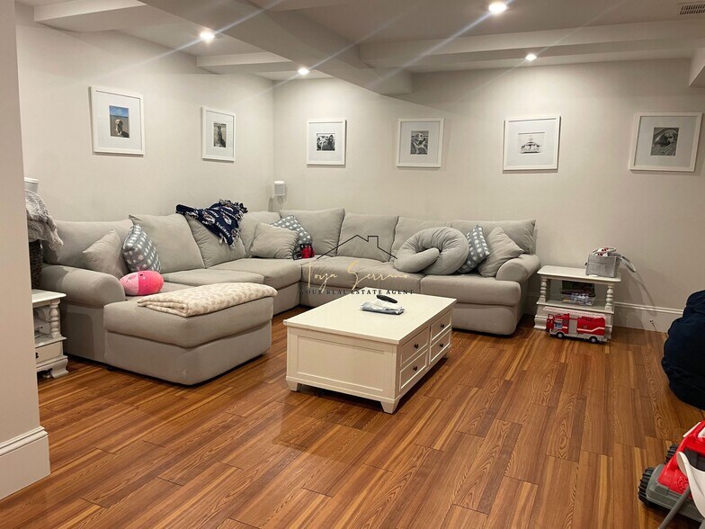 Building Photo - 2044 Beacon St