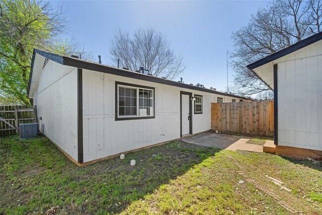 Building Photo - 4900 E Stassney Ln
