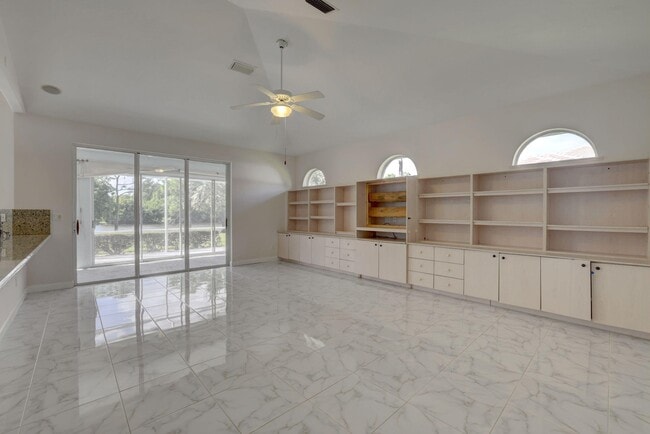 Building Photo - 8028 Plantation Lakes Dr