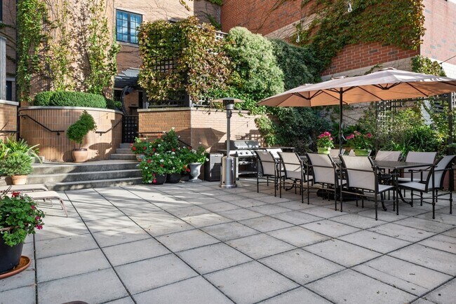 Building Photo - 2130 N Lincoln Park W