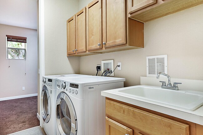 Building Photo - 748 Cresta Cir