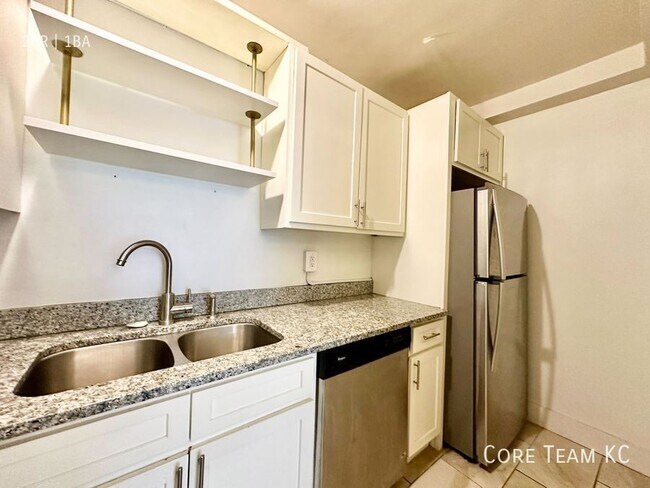 Building Photo - 710 W 48th St