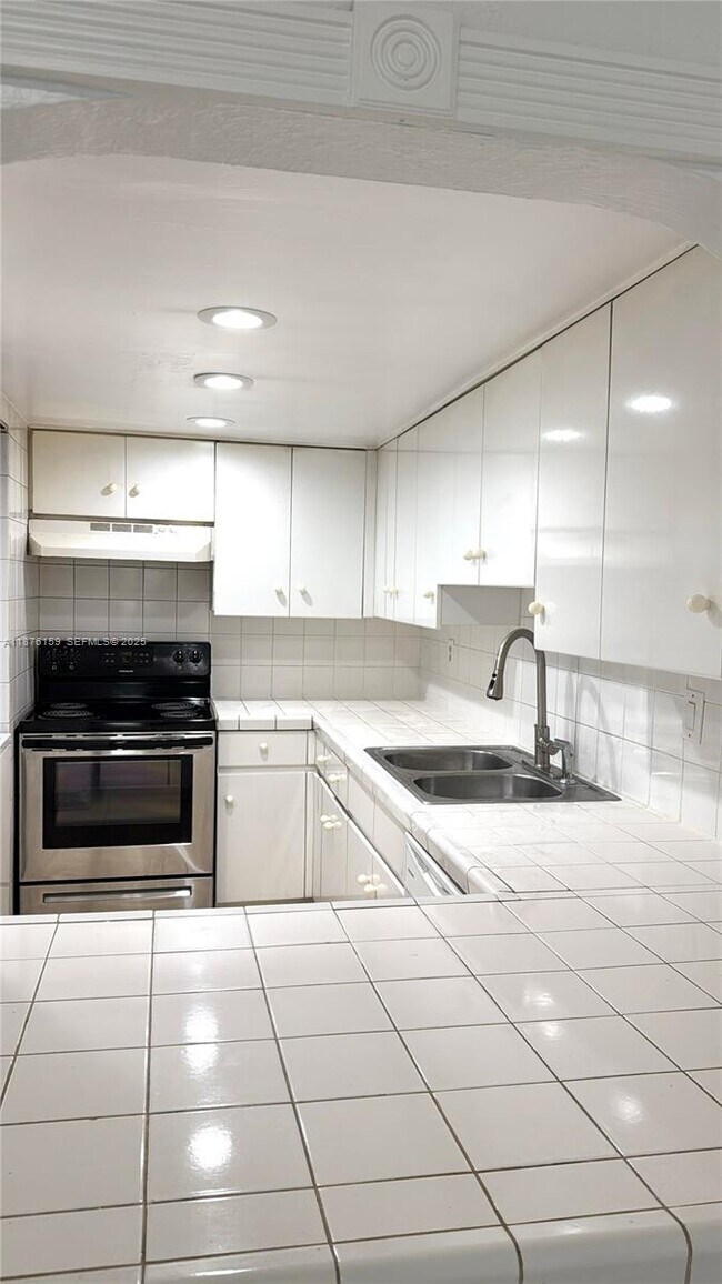 Building Photo - 10090 NW 80th Ct