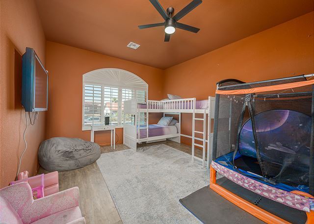 Building Photo - 2459 N Ridge Ave