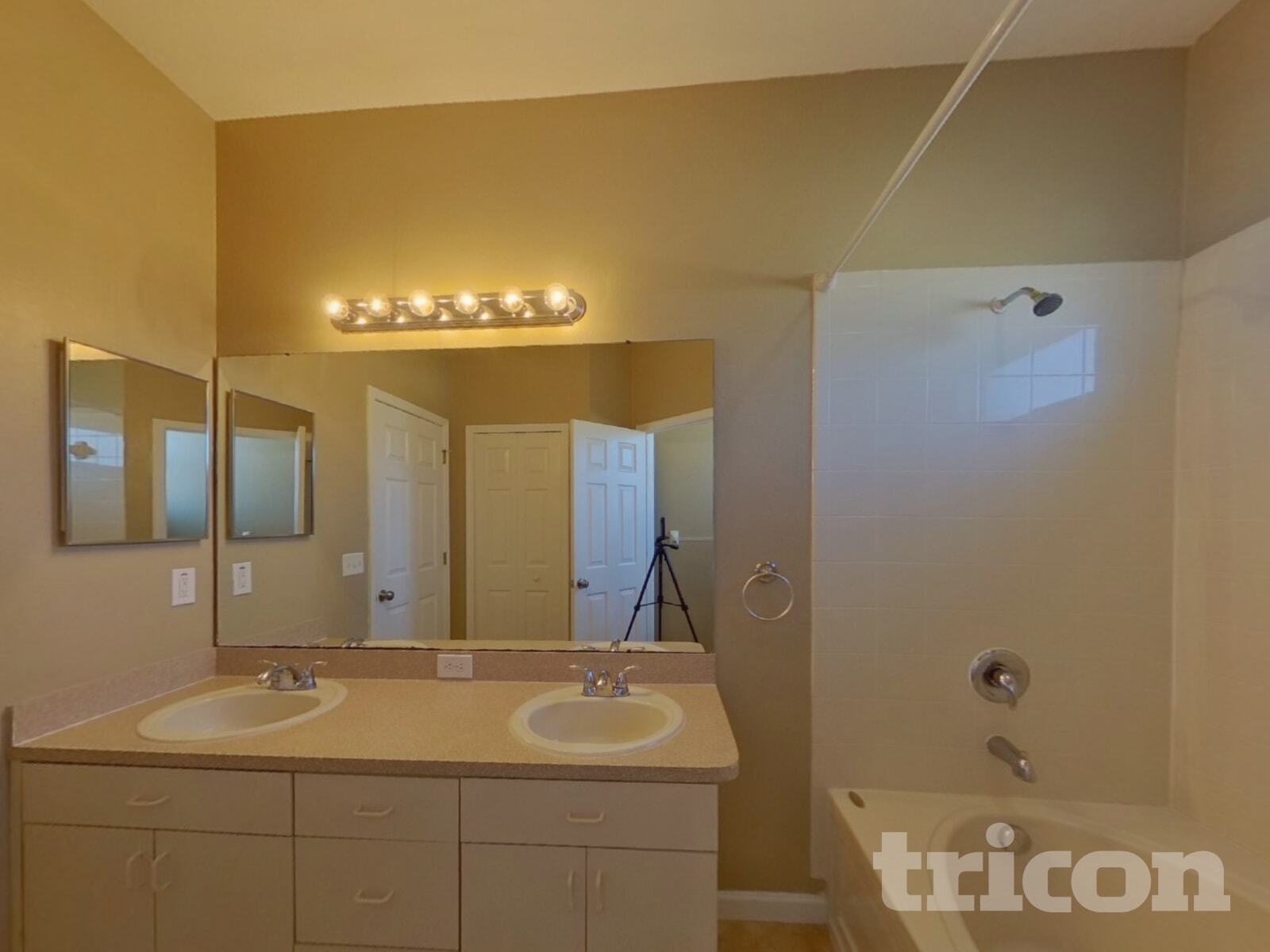 Building Photo - 9723 Riverchase Dr