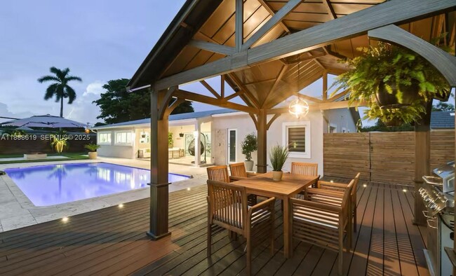 Building Photo - 7101 W Lake Dr