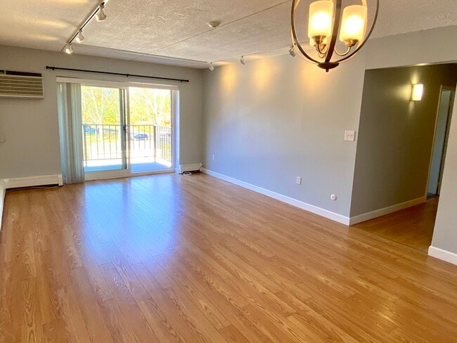 Building Photo - 573 Broad St