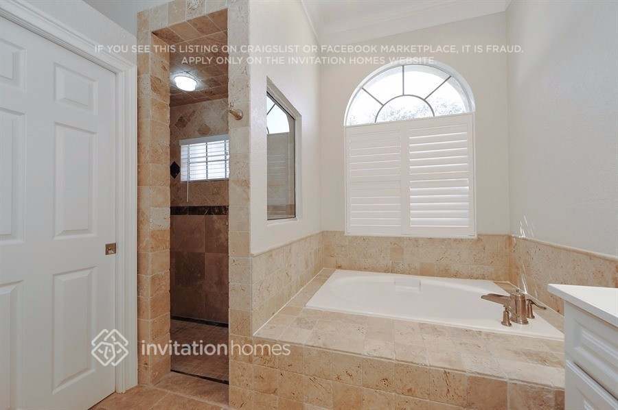 Building Photo - 1800 Wood Haven St