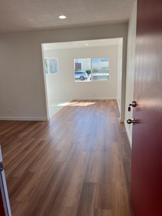 Building Photo - Beautiful Apartment in Panorama City