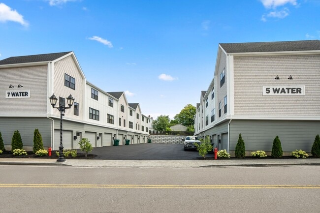 Building Photo - NEW CONSTRUCTION PLYMOUTH TOWNHOMES!