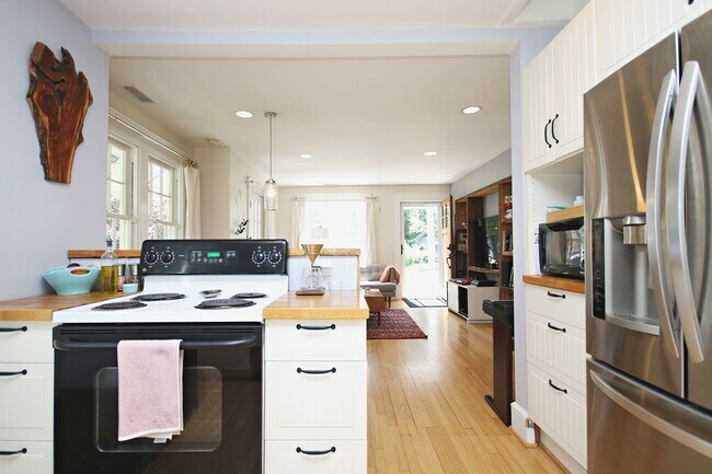 Building Photo - Charming Fry's Spring Cottage Near UVA