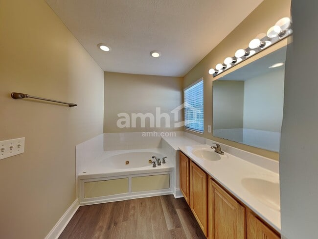 Building Photo - 516 Longview St