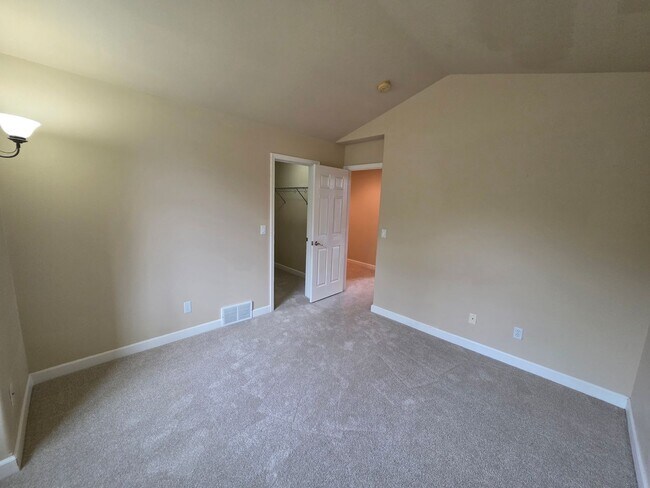 Building Photo - Wonderful Duplex in Eagle Ridge