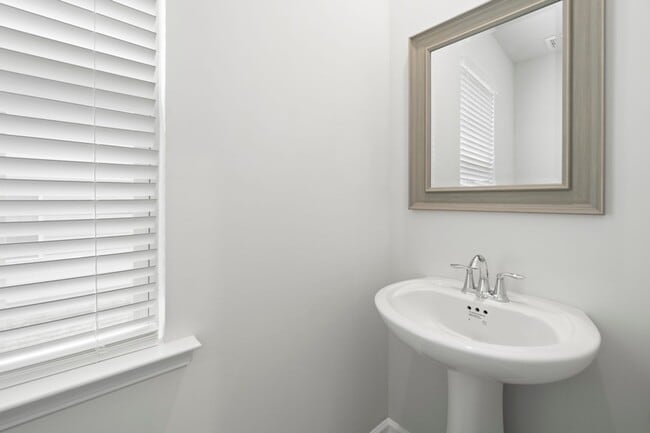 Building Photo - This Beautiful 4 Bedrooms, 2.5 Bathrooms i...